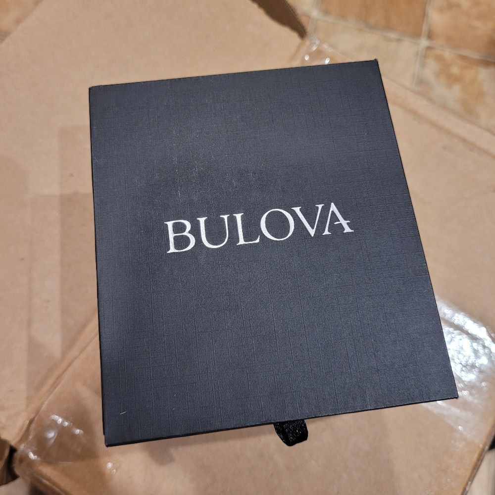 Bulova 98M128 Women’s Two-Tone Watch – Brand New in Box, Classic Collectible - Picture 3 of 10